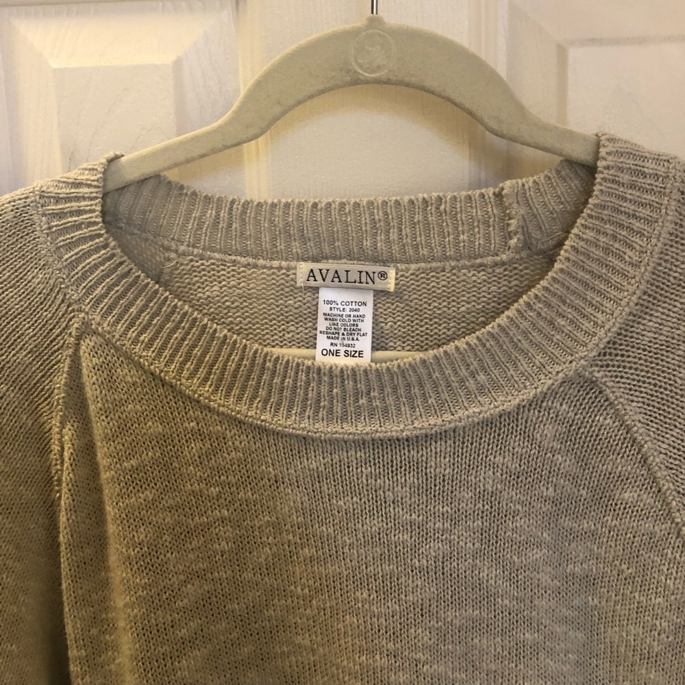 Long sleeved cotton sweater.